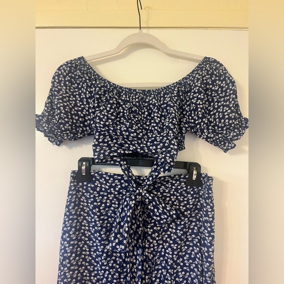 Matching 2 piece skirt and top set - Picture 3 of 4